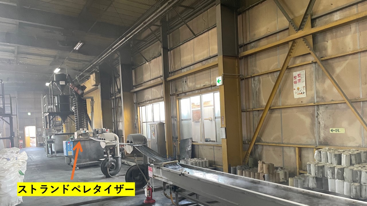家電製品やOA機器の粉砕混合プラスチックを、高技術分別方式で種類・色ごとに選別し、ABS・PS・PPなど高純度なプラスチックペレットへ再生
