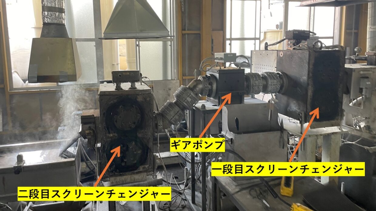 家電製品やOA機器の粉砕混合プラスチックを、高技術分別方式で種類・色ごとに選別し、ABS・PS・PPなど高純度なプラスチックペレットへ再生