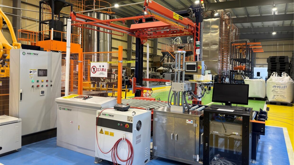 パレット保管倉庫は、空パレットコンベアを介して空パレットをパレタイジングコンベアに運び、ロボットがパレタイジングするのを待ちます。掴みコンベアに資材パッケージがある場合、ロボットはパレタイジングを開始し、パレタイジングコンベアのパレットに積み重ねます。規定のグループ化モードに従ってパレタイジング操作を完了すると、資材パッケージのフルスタックはオンラインワインディングマシンに入り、自動的にフィルムラッピングされ、次にトップカバーマシンによって上部がフィルムで覆われます。ラッピングされた製品はフルスタックフォークピッキングコンベアに入り、フォークリフトがそれらを拾い上げるのを待ちます。