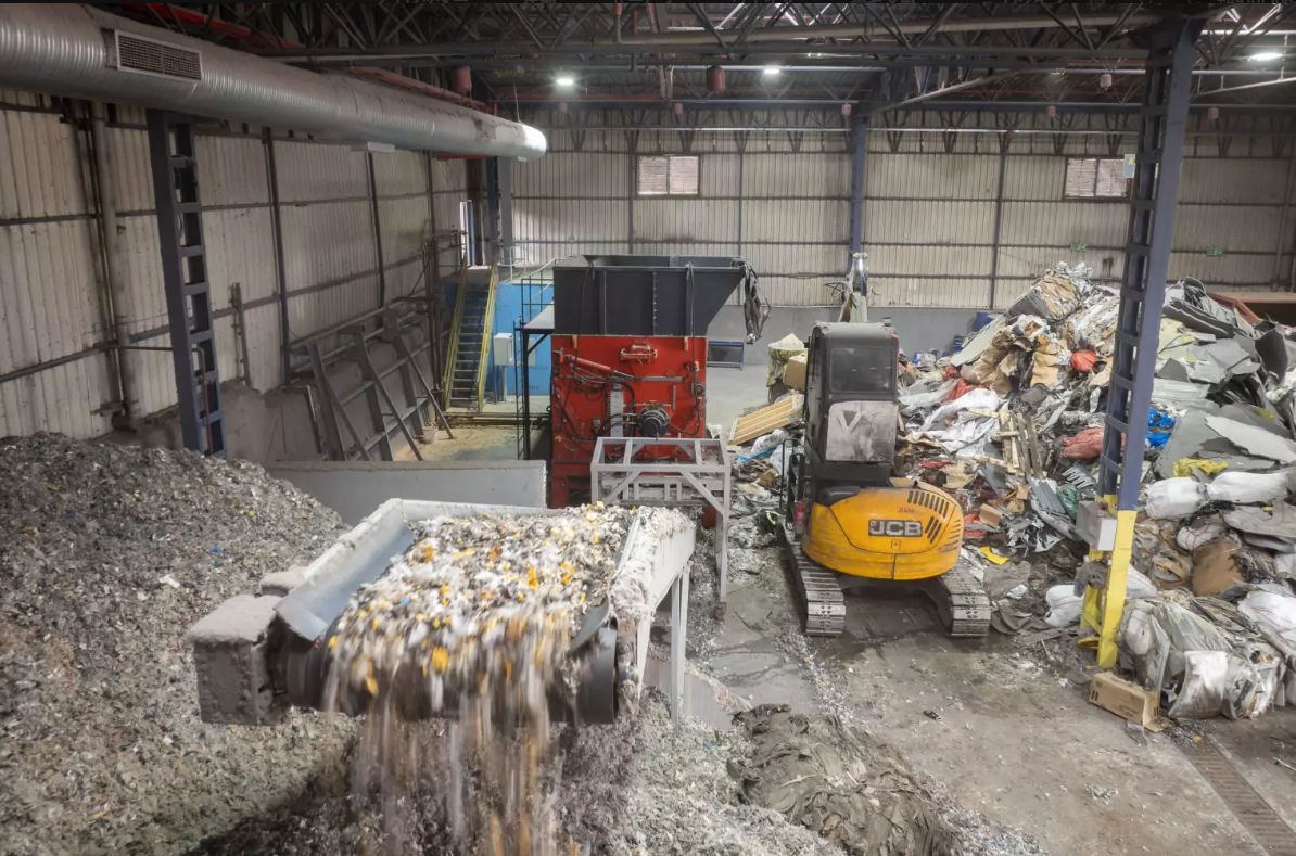 WEIMA 社の PowerLine 2000 シングルシャフト シュレッダーを使用して、家庭廃棄物と産業廃棄物を細断