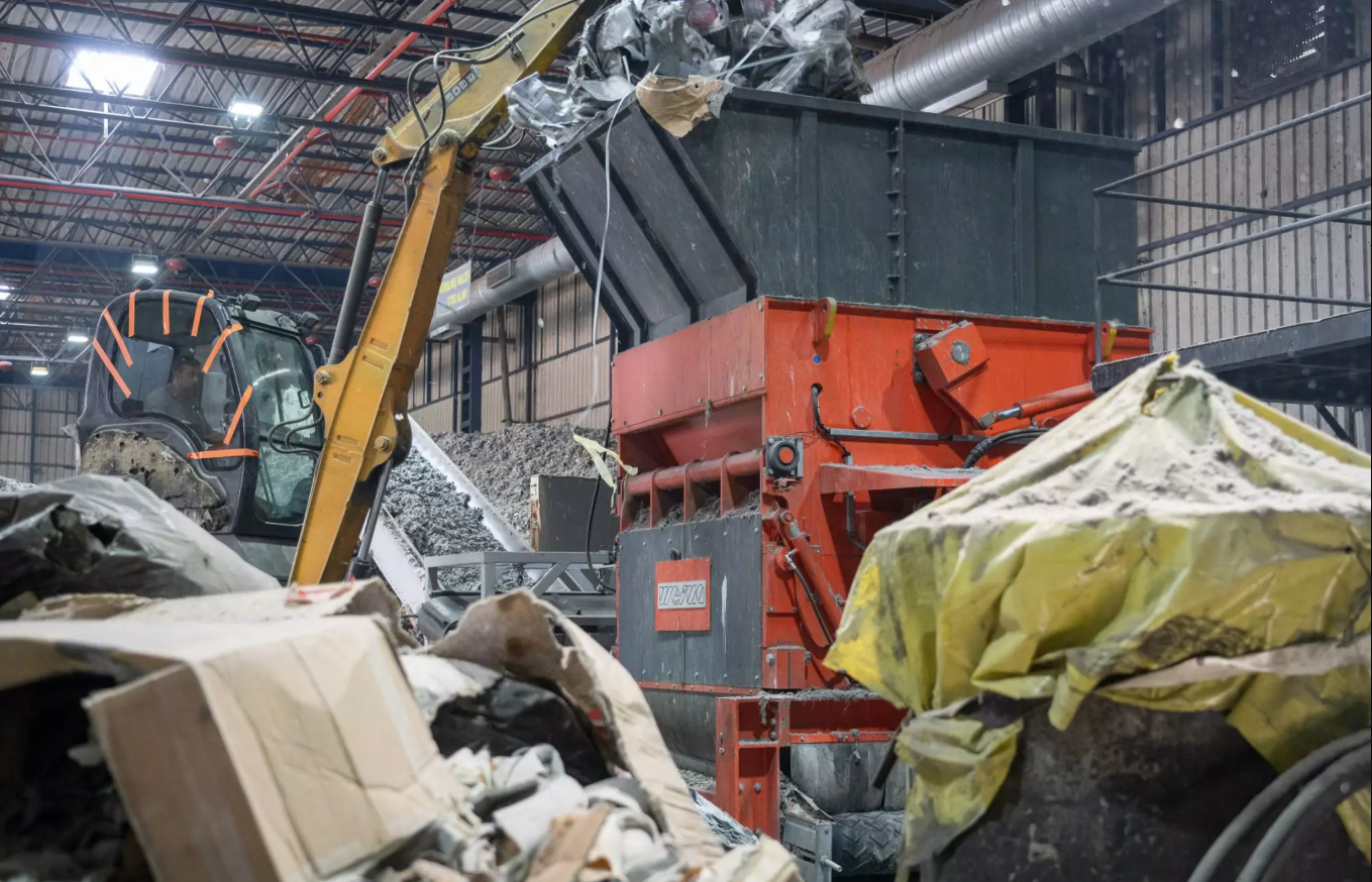 WEIMA 社の PowerLine 2000 シングルシャフト シュレッダーを使用して、家庭廃棄物と産業廃棄物を細断