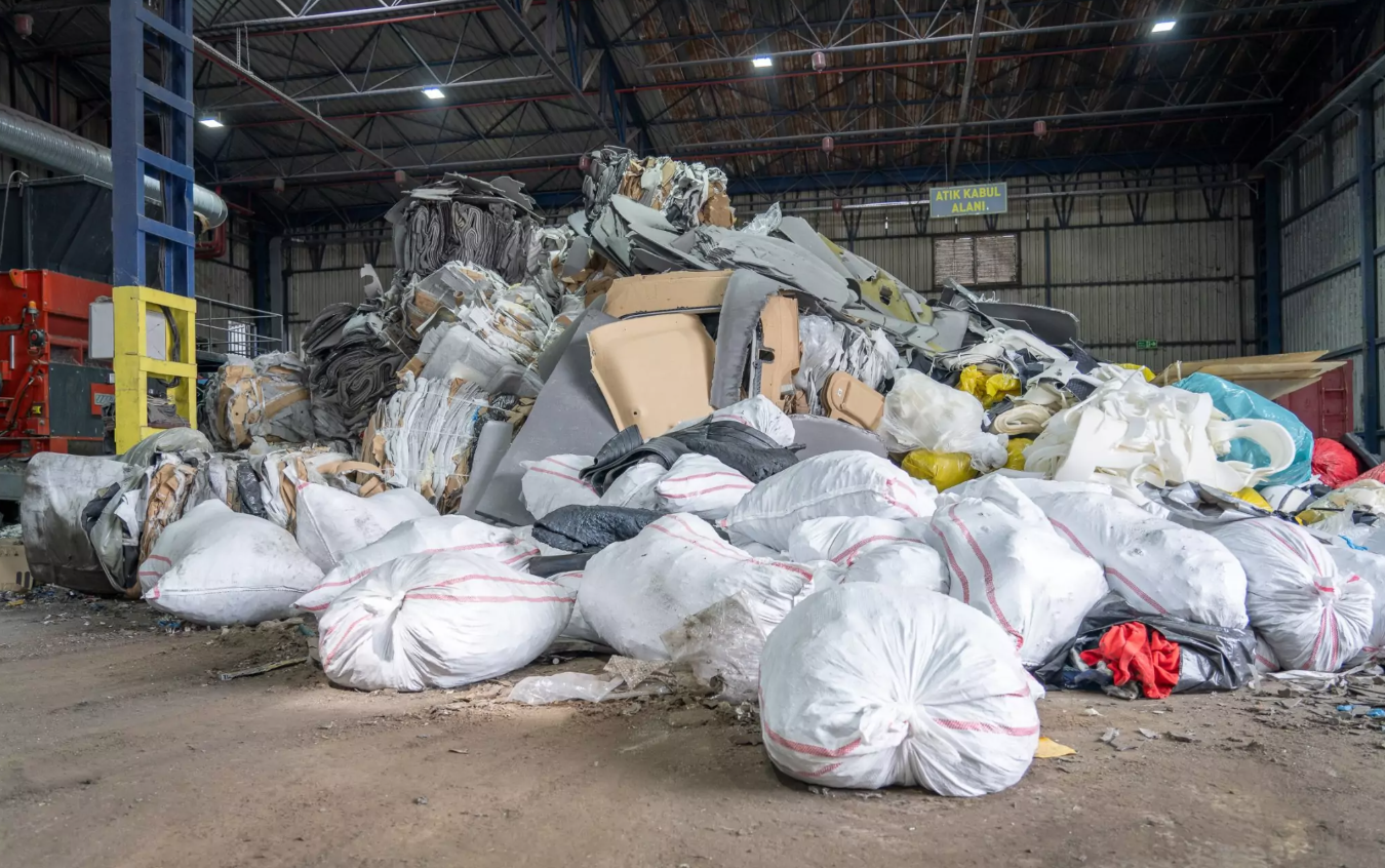 WEIMA 社の PowerLine 2000 シングルシャフト シュレッダーを使用して、家庭廃棄物と産業廃棄物を細断