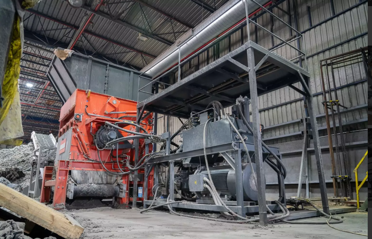 WEIMA 社の PowerLine 2000 シングルシャフト シュレッダーを使用して、家庭廃棄物と産業廃棄物を細断