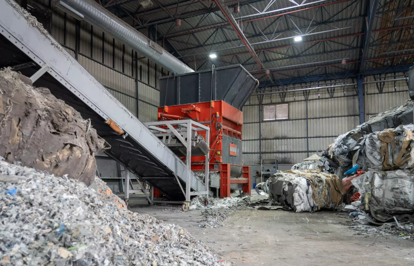 WEIMA 社の PowerLine 2000 シングルシャフト シュレッダーを使用して、家庭廃棄物と産業廃棄物を細断