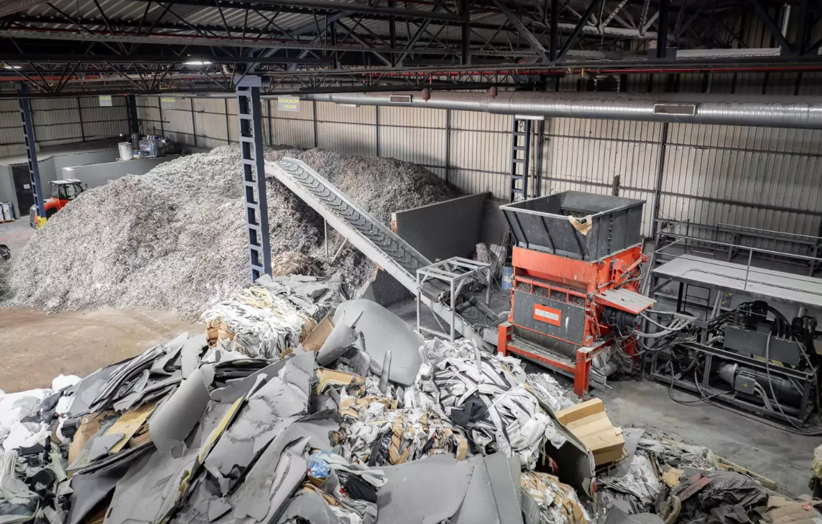 WEIMA 社の PowerLine 2000 シングルシャフト シュレッダーを使用して、家庭廃棄物と産業廃棄物を細断