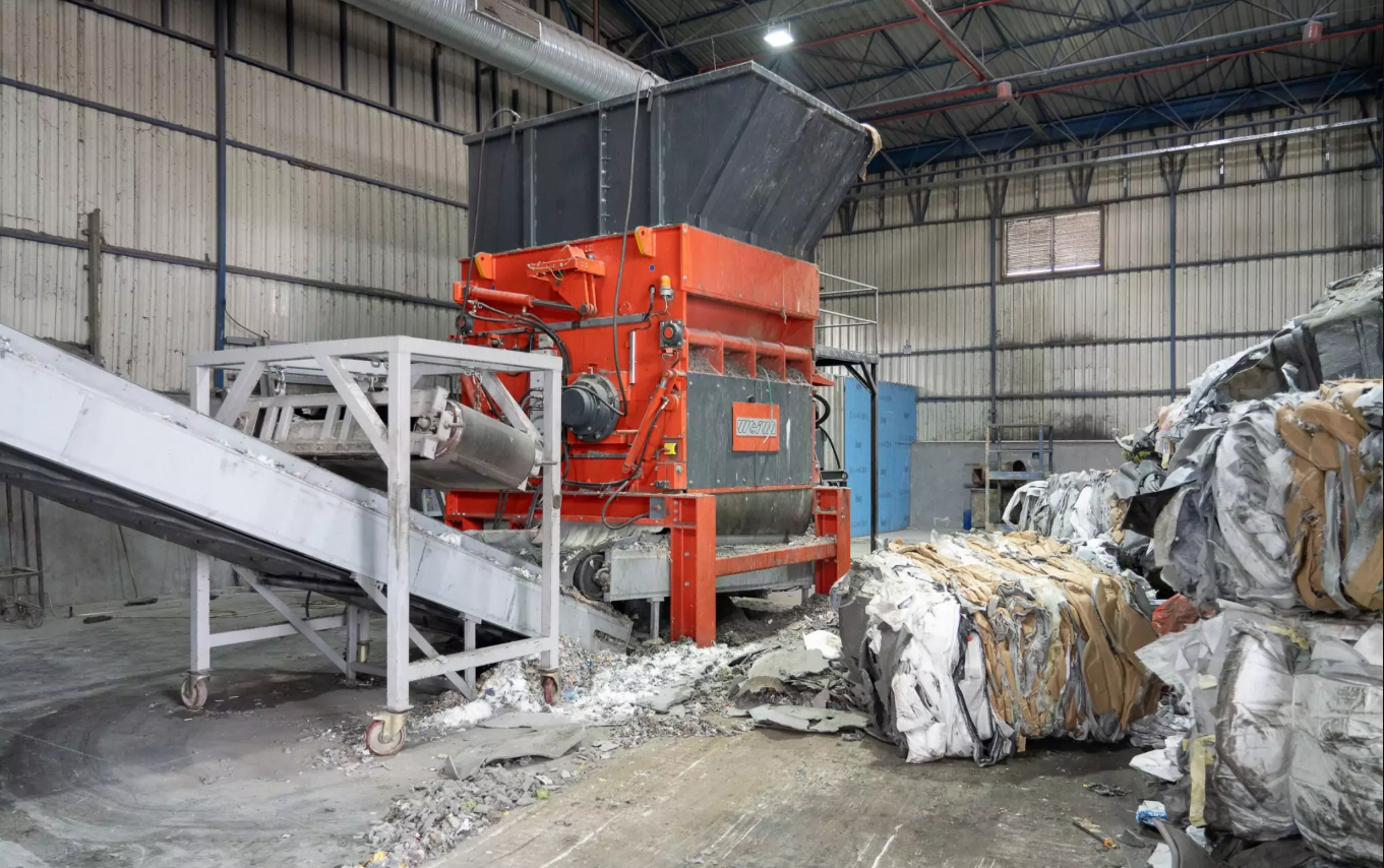 WEIMA 社の PowerLine 2000 シングルシャフト シュレッダーを使用して、家庭廃棄物と産業廃棄物を細断