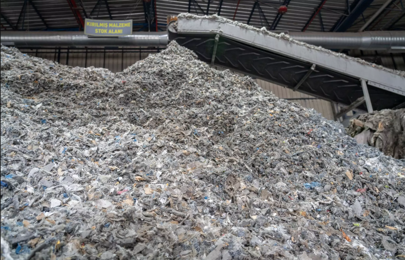 WEIMA 社の PowerLine 2000 シングルシャフト シュレッダーを使用して、家庭廃棄物と産業廃棄物を細断