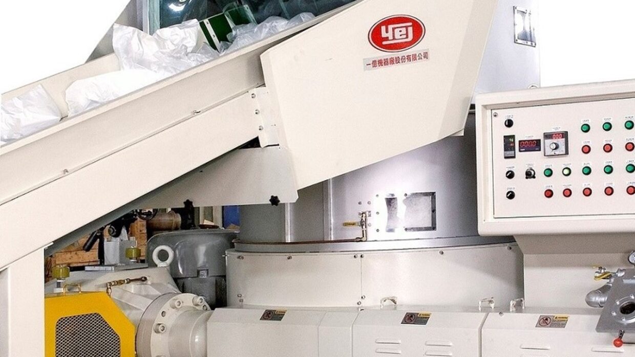 一億社リサイクルシステムは、破砕・洗浄・乾燥・押出・ペレット化までを一体化したリサイクル専用押出機